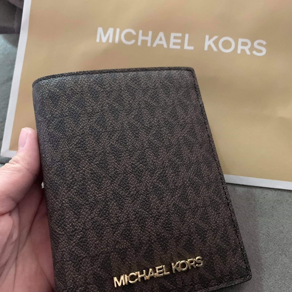 MICHAEL KORS JET SET TRAVEL PVC LEATHER PASSPORT C